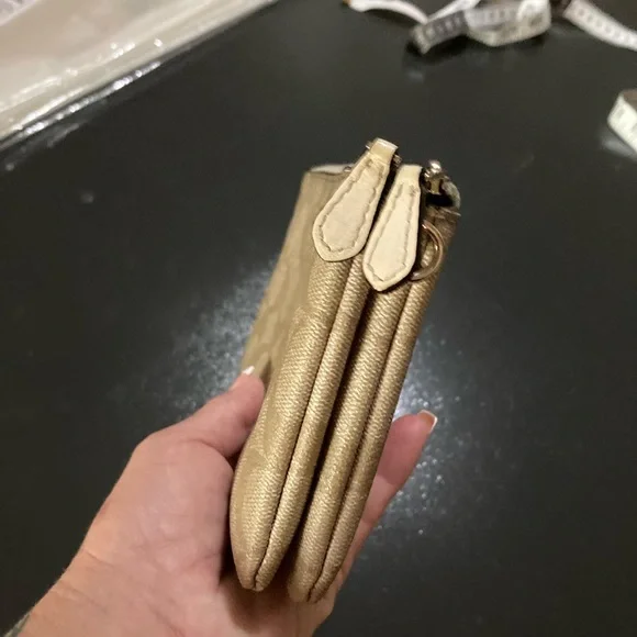 💥Authentic Coach Signature Canvas wallet in excellent condition! 💥 - Picture 4 of 10